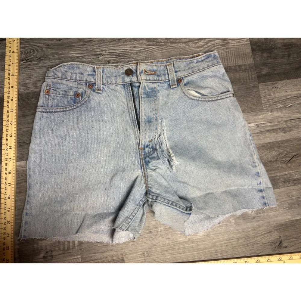 Vintage Levis 550 Relaxed Fit Light Wash Denim Cut Off Short size 30 (Distressed
